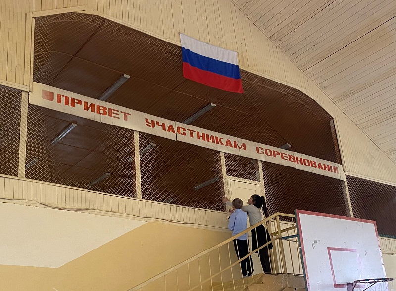 Отличники поднимают флаг.