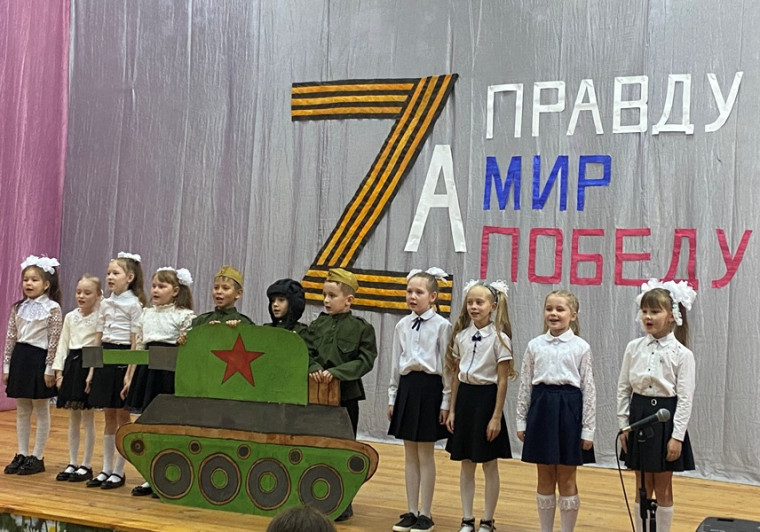 1-3 класс поют песню.